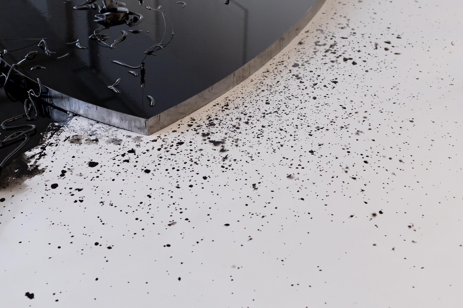 Kinetic composition with oil